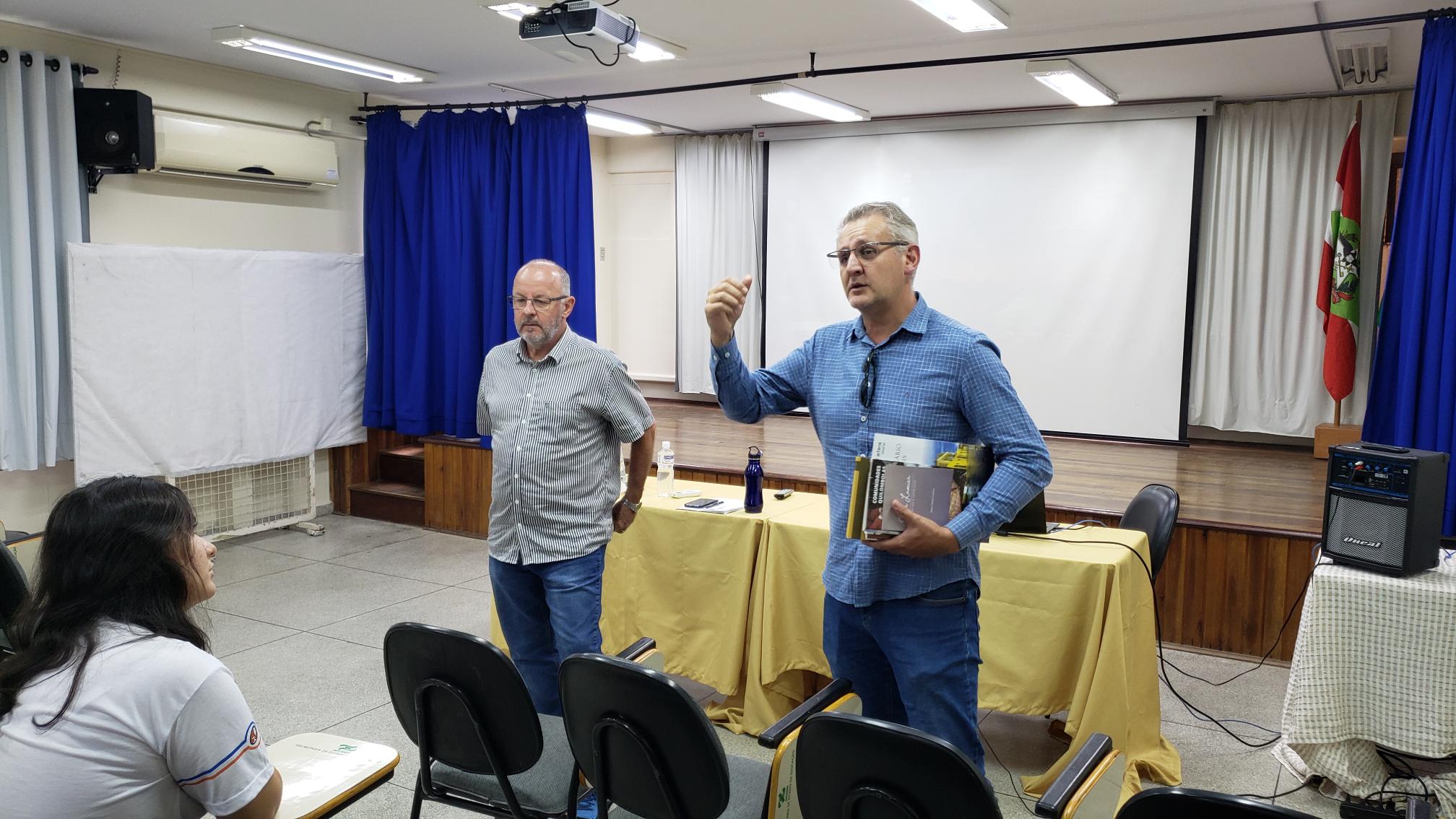 Pesquisadores participam de aula em instituição de ensino de Tubarão, Santa Catarina
